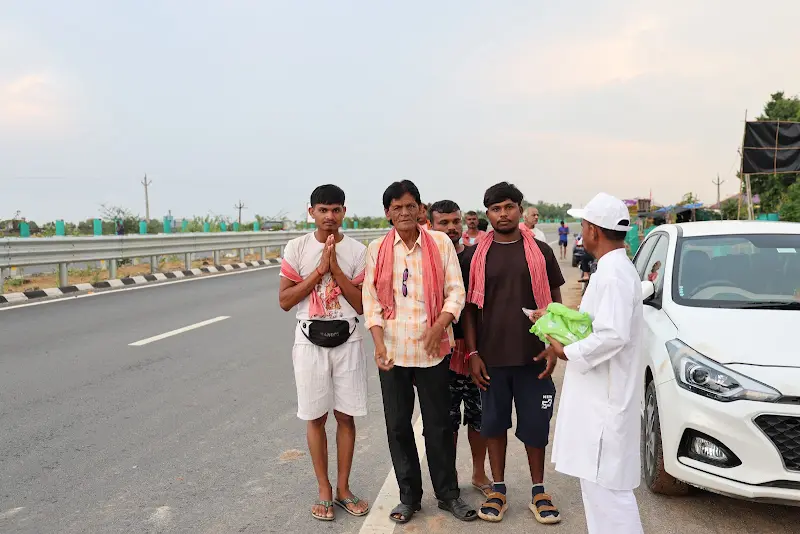 Pilgrims receive seva with folded hands.