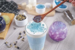 Vậy là trà trân châu đậu biếc đã hoàn thành với vị chua chua ngọt ngọt, uống kèm trân châu dai dai với màu sắc đẹp mắt sẽ khiến bạn uống mãi không dừng. Cách làm cũng rất đơn giản đúng không nào? Hoặc bạn cũng có thể biến tấu thành trà sữa trân châu đậu biếc với lớp milkfoam.