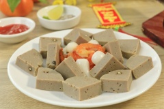Chả bò tự làm ở nhà vừa thơm ngon vừa đảm bảo an toàn, không lo sử dụng hàn the như ngoài hàng. Tết sắp đến rồi, các mẹ hãy dành chút thời gian vào bếp làm ngay cho cả gia đình mình thưởng thức nha, ăn với cơm nóng, bánh mì hay ăn vã thôi cũng đã ngon lắm rồi nè.