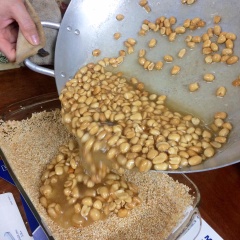 Cho thêm 4 muỗng canh mật ong đảo đều và tắt bếp. Chờ khoảng 10 phút cho kẹo bớt nóng đổ vào khuôn đã được chuẩn bị sẵn.