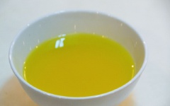 Gừng gọt vỏ, giã nát, hòa với 150ml nước lọc, vắt lấy nước cốt, bỏ bã.