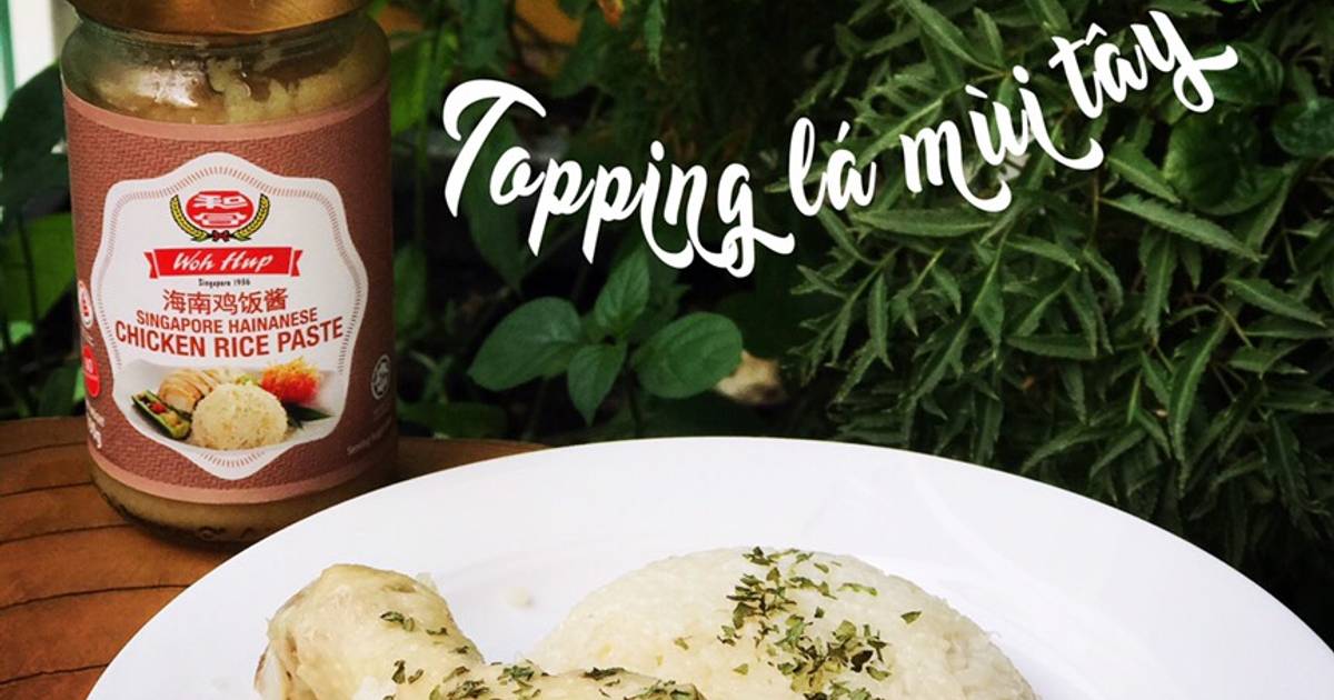 Cơm gà topping lá mùi tây sấy khô
