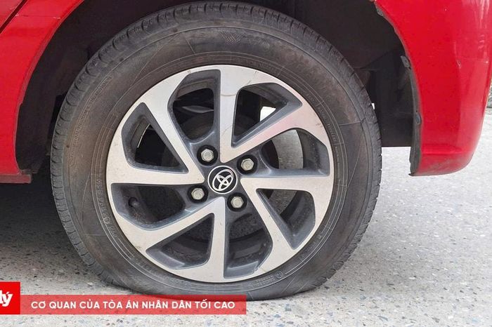 Làm rõ người đàn ông chọc thủng 3 lốp ô tô tại khu chung cư ở Hà Nội - Báo Công Lý