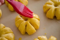 Đập 1 quả trứng gà còn lại ra chén, tách lấy lòng đỏ, khuấy đều. Quết 1 lớp lòng đỏ trứng gà lên bánh, cho vào lò nướng khoảng 9-12 phút ở nhiệt độ 180 độ C.
