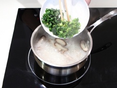 Thêm rau cải bó xôi cùng thịt nạc và nấm vào, đun lửa nhỏ trong 30 phút.