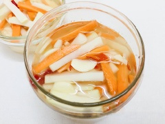Khi su hào, cà rốt ướp với bột canh xong thì chắt bỏ nước đi để su hào được giòn. Cho su hào, cà rốt vào lọ. Sau đó cho hỗn hợp nước đã pha chút vào cùng. Ngâm khoảng nửa ngày là ăn được. Khi su hào ăn được thì có thể bỏ ngăn mát tủ lạnh để bảo quản được lâu hơn.