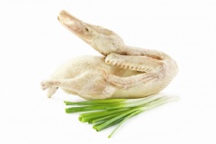 Làm sạch vịt, chà xát qua với rượu. Gạo vo sạch, để ráo nước, gừng cắt lát.