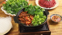 Khi ăn đợi sốt sôi nhúng bò và rau vào đảo đều khi bò và rau chín gắp ra chén rồi cho thêm rau và bò mới vào tương tự ăn bò nhúng dấm, có thể cuốn bánh tráng hoặc ăn kèm bánh mì.