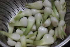 Rửa sạch hành với nước sau đó lại ngâm tiếp 1 lần nước vo gạo nữa. Sau đó rửa lại với nước rồi để cho hành thật ráo.