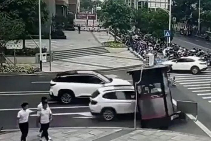Nhầm chân ga, nữ tài xế lái ô tô húc văng bốt bảo vệ rồi đâm thẳng vào cửa hàng - Tạp chí Doanh Nghiệp Việt Nam