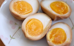 Trong ảnh là trứng ngâm nước tương được 1 ngày. Nếu bạn ngâm 3 ngày trở lên, lòng trắng sẽ đậm màu hơn, nước tương thấm vào lòng đỏ sẽ đẹp mắt hơn, vị đậm đà hơn. Khi ngâm trứng bạn nhớ bảo quản trong ngăn mát của tủ lạnh nhé. Trứng ngâm nước tương sẽ là món ngon đưa cơm, lý tưởng cho ngày bận rộn đấy.