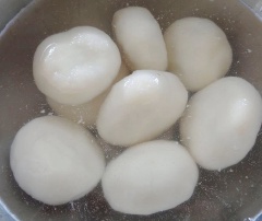 Nấu 1 nồi nước, khi nước sôi cho bánh vào luộc. Khi bánh nổi lên luộc thêm vài phút nữa. Sau đó vớt bánh ra cho vào tô nước lạnh.