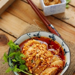 Đùi gà cắt nhỏ thành những miếng 2cm, nhúng vào nước sốt cho thấm gia vị và bắt đầu thưởng thức.