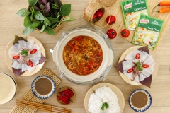 Dọn mực nhúng chua cay ăn cùng với bún tươi, rau sống, bạn có thể cuốn mực với bánh tráng rồi chấm mắm nêm hoặc ăn với bún như món lẩu cũng đều rất ngon. Mực tươi giòn và không còn mùi tanh, nhúng vào nước lẩu chua cay cực kì hấp dẫn. Ngày mưa mà có một bàn tiệc mực nhúng chua cay thế này để cả gia đình quay quần bên nhau thì quá tuyệt vời đúng không nào.