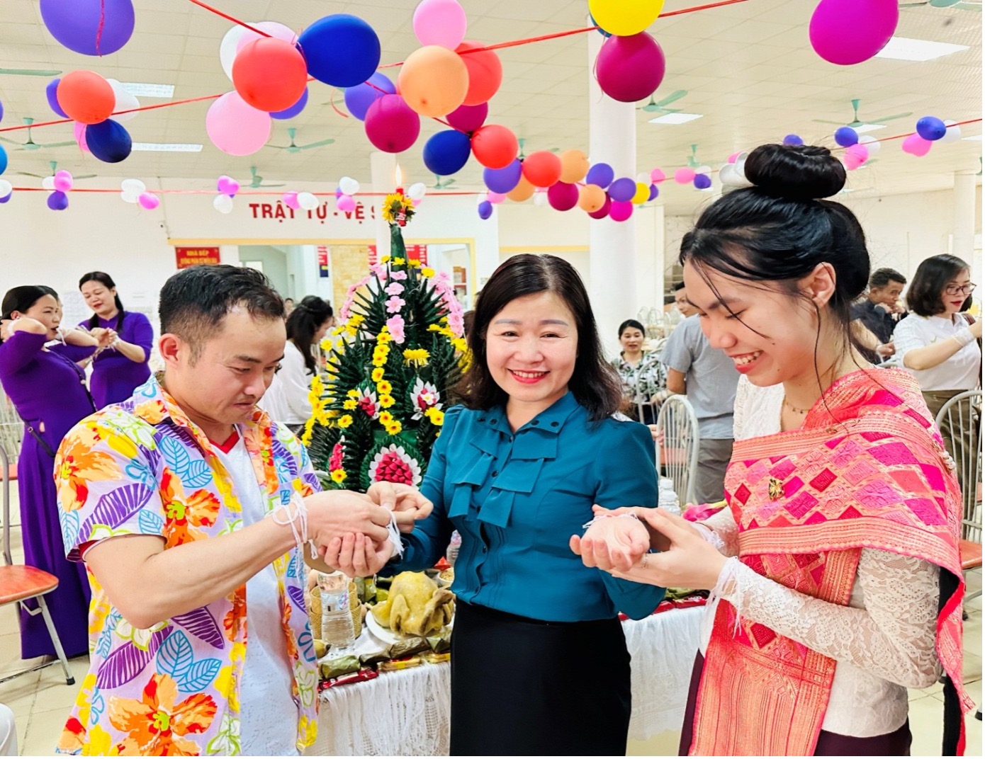 Trường Đại học Tây Bắc tổ chức Tết cổ truyền Bunpimay cho lưu học sinh Lào trong không khí đầm ấm vui tươi