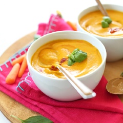 Cho soup ra tô, trang trí thêm ít húng quế, có thể rưới thêm ít sữa tươi hoặc trộn thêm ít dầu ô liu kiddy trước khi cho trẻ dùng nhé!