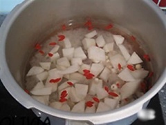 Cho tiếp hạt sen, câu kỷ tử và 100g đường phèn vào. Bề mặt nước cao hơn 1 đốt ngón tay là được.