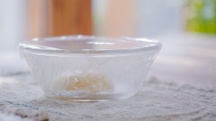 Rây 55g tinh bột ngô (bột bắp) và 25g bột mì vào thố trứng. Khuấy đều rồi dùng tay nhồi bột bánh bắp thành khối đồng nhất có màu vàng nhạt. Bóc màng thực phẩm để bột nghỉ khoảng 20 phút. Sau đó vê khối bột thành những viên bánh bắp có kích thước cỡ trái nhãn.