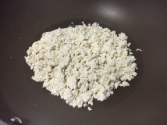 Phi thơm đầu hàng lá băm và gừng băm với 15ml dầu ăn trong chảo sạch, cho đậu hũ, ớt chuông vào xào 2-3 phút, nêm muối và ít tiêu vào, đảo đều.