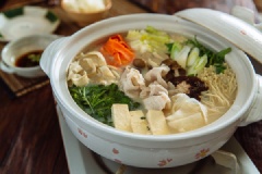 Khi ăn, bạn chỉ cần nấu sôi nước lẩu, cho nguyên liệu rau củ và thịt, nấm vào nấu chín mềm là có thể ăn được. Lẩu này có thể ăn kèm bún hoặc mì đều ngon. Vậy còn chần chờ gì mà không lưu lại ngay cách làm lẩu sữa đậu nành cực bổ dưỡng và thanh mát này nào.