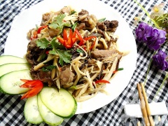 Thịt gà xào măng với thịt gà dai béo thơm, măng tươi giòn sần sật cùng các phụ liệu nấm mèo, ớt, hành, sả, ... cho món thịt xào xay thơm ấp nóng, thích hợp cho những cơm ngay lạnh.