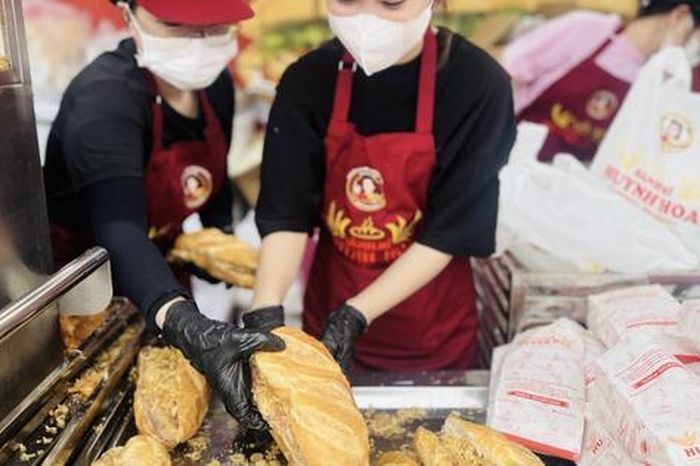Khách Tây mê mẩn Lễ hội bánh mì Việt Nam, kiên nhẫn xếp hàng giữa dòng người đông đúc - Báo Người Lao Động