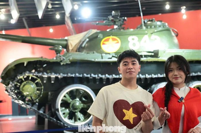 Giới trẻ xếp hàng check-in cùng 'Bảo vật Quốc gia' 843 và MiG-21 - Báo Tiền Phong