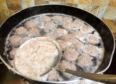 Luộc thịt bò viên không nên đun lửa quá to sẽ dễ làm rã thịt bò viên. Trong quá trình đun dùng vá hớt bỏ váng bám trên mặt nước. Đun đến khi thịt bò viên chín nổi lên mặt nước thì vớt ra ngay, ngâm vào thau nước đá lạnh để làm nguội là hoàn tất.