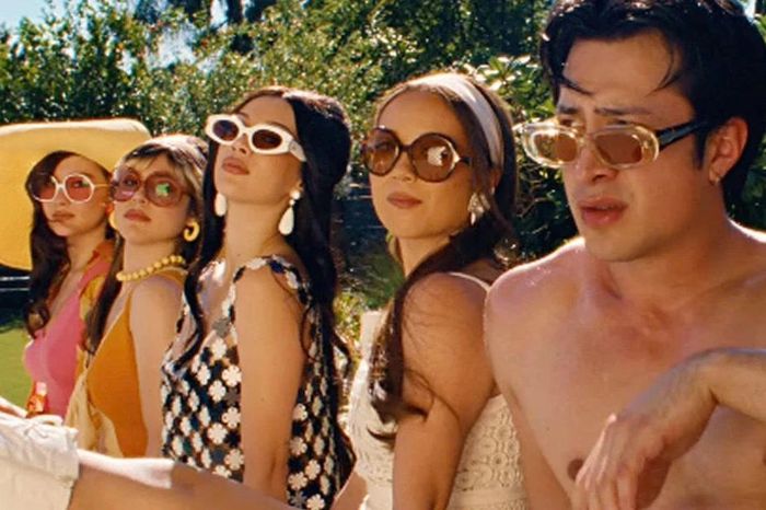 Laufey tung MV 'Madwoman' hội tụ dàn sao, Hudson Williams 'gây bão visual' - Chuyên trang Hoa Học Trò - Báo Tiền Phong