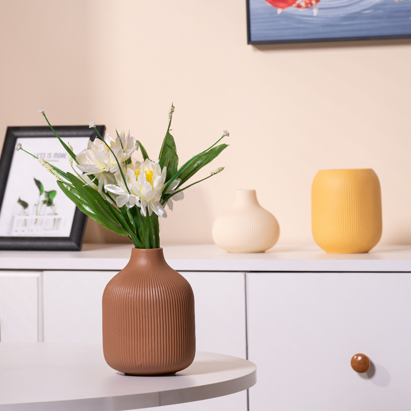 Keramikblumenvase mit Rillen, modern, Weiß