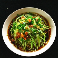 Nếu thích rắc chút mè trắng rang thơm lên nhé! Bí ngòi sợi trộn dầu giấm là món ăn salad đơn giản có thể làm nhanh cho bữa cơm. Dùng làm món ăn khai vị không chỉ giúp ăn thêm ngon miệng mà bí ngòi còn chứa nhiều vitamin tốt cho mắt, giảm lão hóa, phục hồi chức năng niệu sinh dục ở nam giới, ...