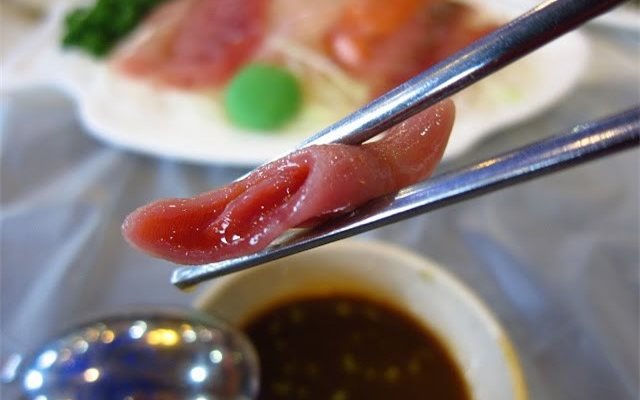 Cá Dương Vật Ăn Sống