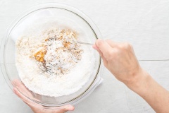 Trước tiên bạn làm nóng lò nướng ở nhiệt độ 195 độ C. Cho đường dừa, dầu dừa, chiết xuất vani và đập trứng vào một cái tô rồi trộn đều. Sau đó cho bột dừa và dừa nạo vào trong tô rồi trộn cho tới khi các nguyên liệu hòa quyện vào nhau.