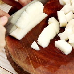 Lê gọt bỏ vỏ và hột, cắt nhỏ cho vào máy xay. Bạn nên chọn lê Hàn Quốc vì lê dày thịt, ngọt và nhiều nước hơn. Thêm 1/2 củ hành tây nhỏ, 1 củ gừng nhỏ, 3 tép tỏi. Xay nhuyễn tất cả.