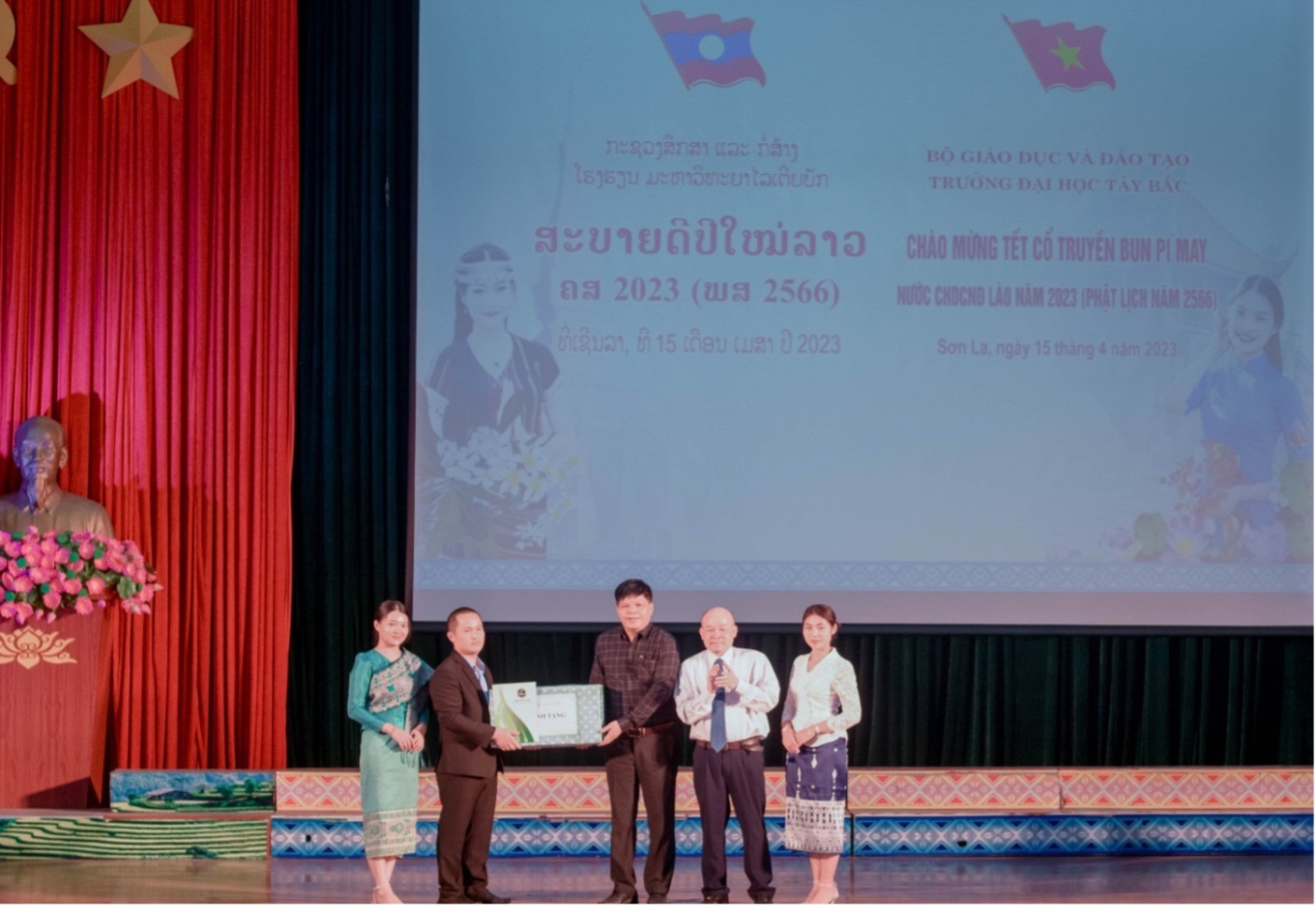 Trường Đại học Tây Bắc tổ chức Tết cổ truyền Bunpimay cho lưu học sinh Lào trong không khí đầm ấm vui tươi