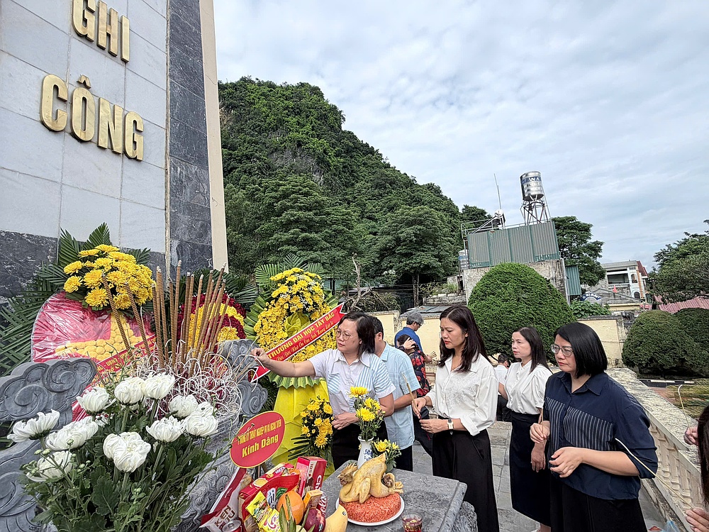Trường Đại học Tây Bắc dâng hương tưởng niệm các Anh hùng Liệt sĩ tại tỉnh Sơn La