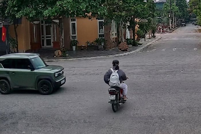 Ô tô con tông người đi xe máy giữa ngã tư - Báo Xây Dựng