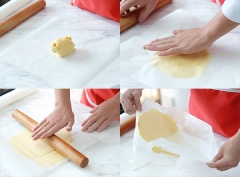 Cho 125g bơ lạt vào giữa 2 lớp giấy nến, dùng cây cán bột cán dẹt ra, sau đó cho bơ vào ngăn mát tủ lạnh khoảng 15 phút. Rây 250g bột mì và 1/8 muỗng cà phê muối vào trộn chung với bơ đã lạnh. Tiếp tục cho 1 quả trứng gà vào hỗn hợp bột và nhồi đều cho đến khi thành một khối bột mịn, dẻo, không dính tay.
