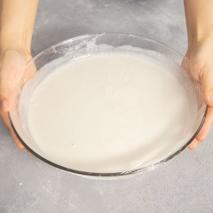 Sau đó, cho hỗn hợp vào tô bột bánh dùng phới lồng khuấy tan, dùng wrap bọc kín miệng tô rồi đem bột đi ủ tầm 60 phút ở nhiệt độ phòng,