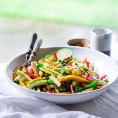 Món salad xoài rau củ chua ngọt vừa ngon, giòn sựt cộng thêm vị chua chua, thơm lừng của nguyên liệu giúp kích thích vị giác, tạo độ ngon miệng hơn trong bữa ăn. Hãy thử ngay công thức này bạn nhé.