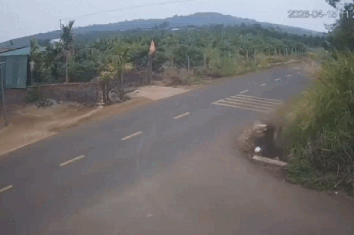 Công an tỉnh Đắk Lắk họp báo vụ nam sinh lao xe tử vong, đình chỉ thiếu tá CSGT - Báo Tiền Phong