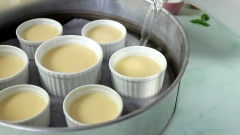 Lọc hỗn hợp flan qua rây lọc. Sau đó đổ vào từng khuôn sứ có caramel. Tiếp theo, đổ nước sôi vào khay đựng và cho vào lò nướng cách thuỷ ở nhiệt độ 170 độ trong khoảng 20-25 phút.