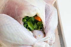Gà mổ phía dưới bụng rửa sạch, để ráo. Ướp trong và ngoài gà bằng hỗn hợp lá hương thảo, tỏi, muối, tiêu, đường, hạt nêm để 30 phút cho thấm.