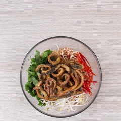 Trộn đều bắp chuối với lươn chiên, cùng 100gr giá đỗ, 100gr rau kinh giới cắt nhỏ và 20gr ớt sừng cắt sợi cùng hỗn hợp nước mắm đã pha.