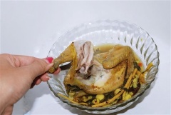 Thịt gà chín, mềm, rút phích cắm ra. Múc món ăn ra tô và dùng nóng với cơm rất ngon.