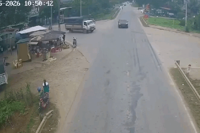Clip: Xe tải húc văng SUV tại giao lộ, suýt gây họa cho người bên đường - Báo Tiền Phong