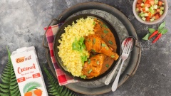 Xới cơm cà ri ra dĩa, thêm đùi gà cùng nước sốt cà ri lên trên, có thể ăn kèm với chút salad cà chua dưa leo trộn hoặc ăn cùng rau sống đều được. Cơm saffron vàng ươm dậy vị béo của bơ, xen kẻ vị ngọt tự nhiên của hành tây, điểm đặc biệt nhất chính là những tác dụng tuyệt vời của nhụy hoa nghệ tây như cải thiện tiêu hóa, ngăn chặn tế bào ung thư, làm đẹp da, tăng cường sức khỏe tim mạch,... thật đáng để thử đúng không. Bên cạnh cơm saffron thì món cà ri gà ăn kèm cũng cực kì ngon miệng và đẹp mắt, thịt gà dai ngọt thấm vị cà ri béo thơm đậm đà. Sự kết hợp này chắc chắn sẽ làm hài lòng bạn và gia đình cho mà xem.