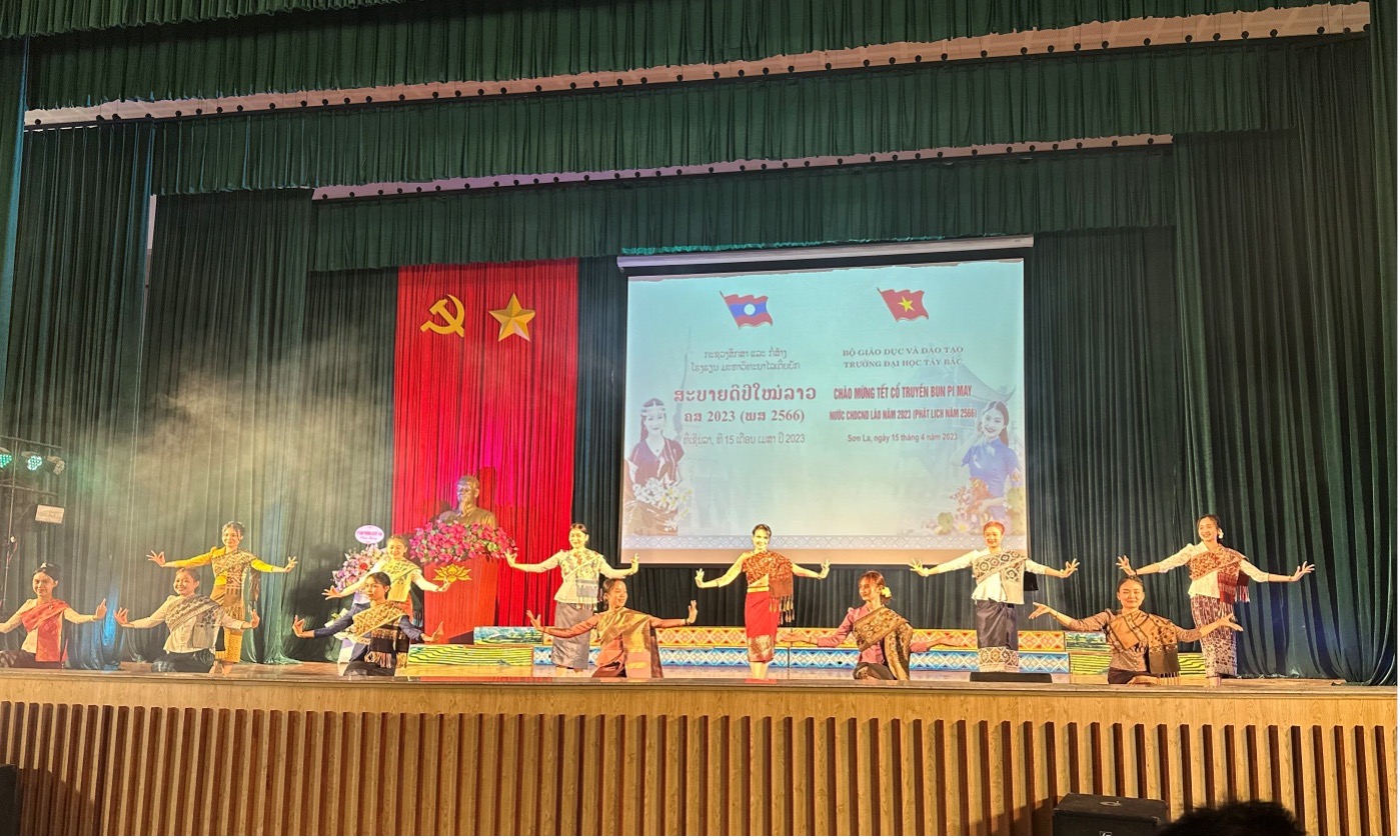 Trường Đại học Tây Bắc tổ chức Tết cổ truyền Bunpimay cho lưu học sinh Lào trong không khí đầm ấm vui tươi