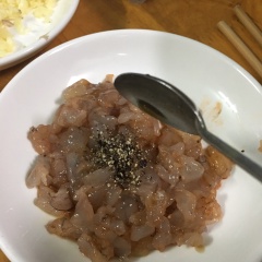 Trứng dùng nĩa đánh cho tan đều. Tôm làm sạch xẻ đôi lấy chỉ đất sau đó thái nhỏ, ướp tôm với tiêu,nước mắm, 1/2 muỗng cà phê hạt nêm trong 10 phút cho ngấm gia vị.