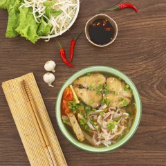 Cho bún đã trụng vào tô, xếp chả cá, sứa vào tô, hành lá cắt nhuyễn và chan nước dùng ngập bún. Món dùng chung với giá, nước mắm ớt. Cuối cùng là thưởng thức ngay món bún cá sứa thơm ngon đậm chất vùng biển thôi!